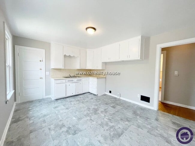 Building Photo - 837 Colburn St