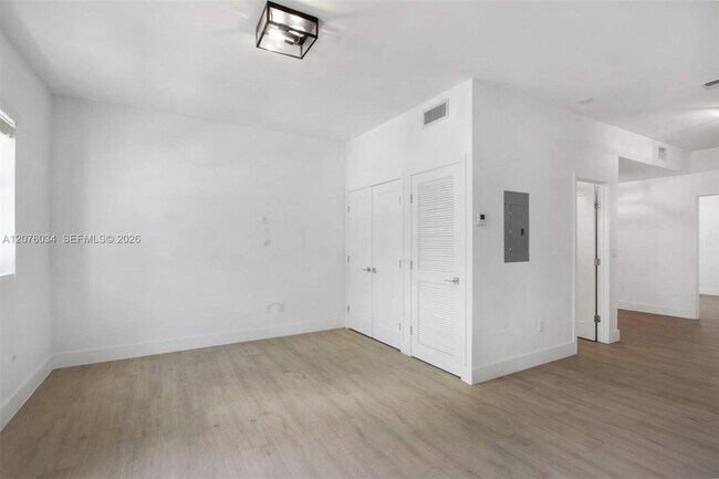 Building Photo - 624 Santander Ave