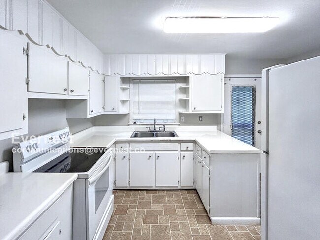 Building Photo - Charming 3-Bedroom Home with Modern Amenit...