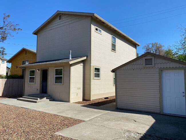 Building Photo - **Pre-Leasing for Summer 2025** Newly upda...