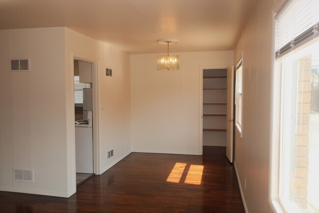 Foto del edificio - 711 Highland Dr