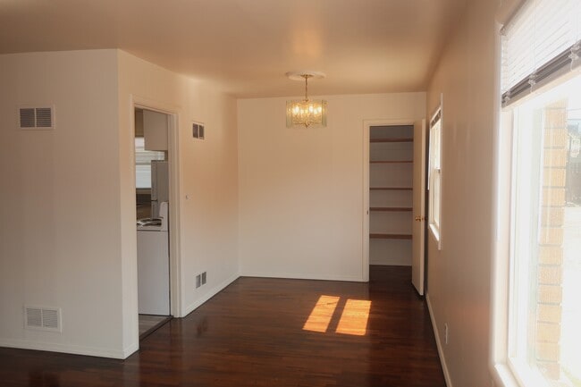 Building Photo - 711 Highland Dr