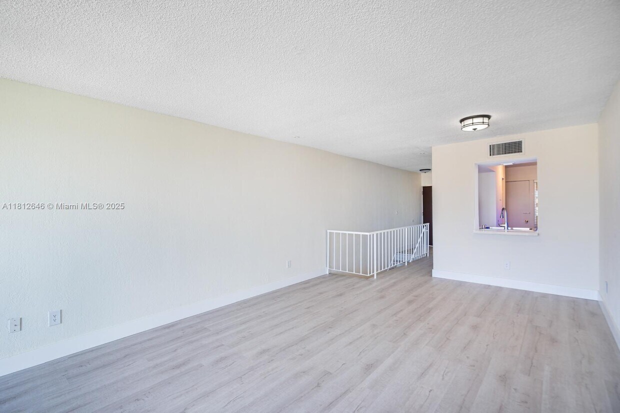 Building Photo - 9210 Fontainebleau Blvd