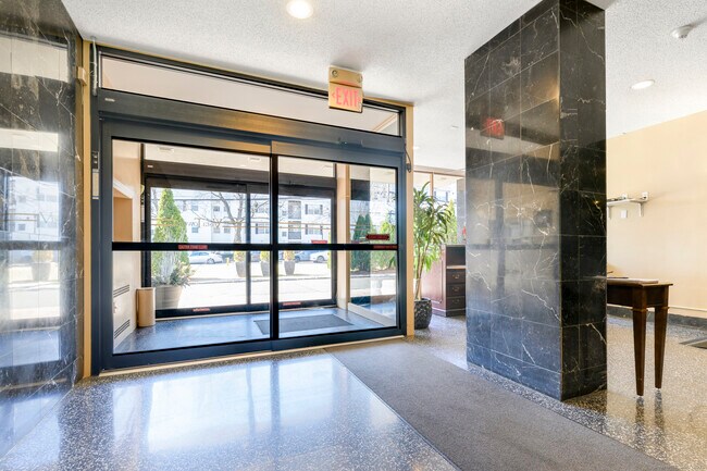 Foto del edificio - 65 Glenbrook Rd