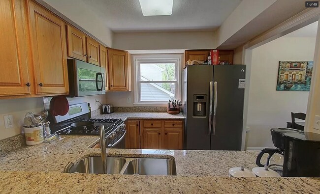 Building Photo - Charming 3 Bed, 2 Bath House with River Vi...