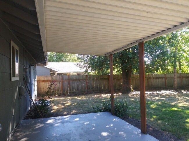 Building Photo - Updated 3 bedroom ranch home in Cedar Hills