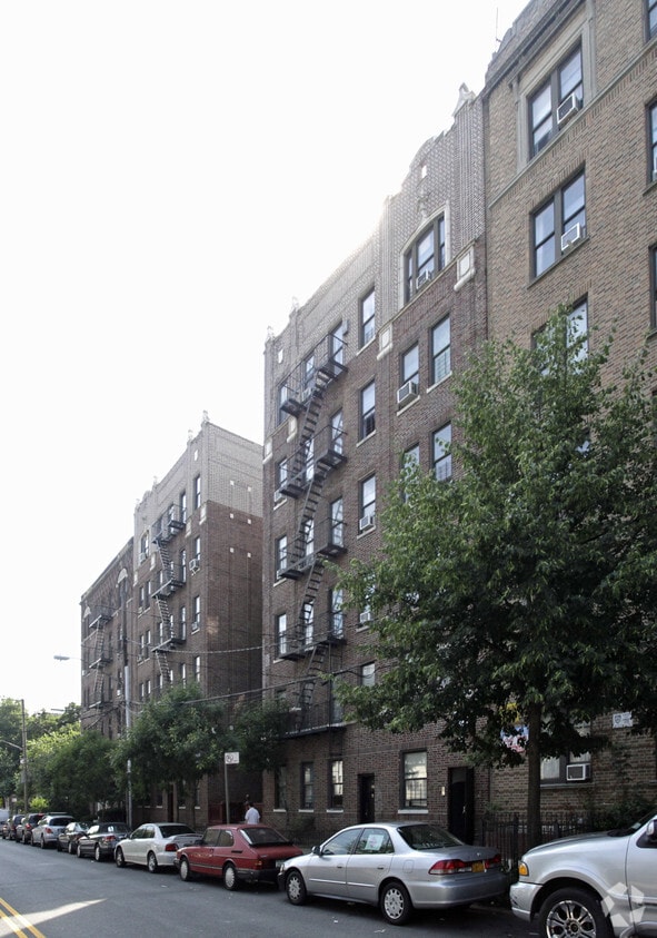 Building Photo - 2956 Bainbridge Ave