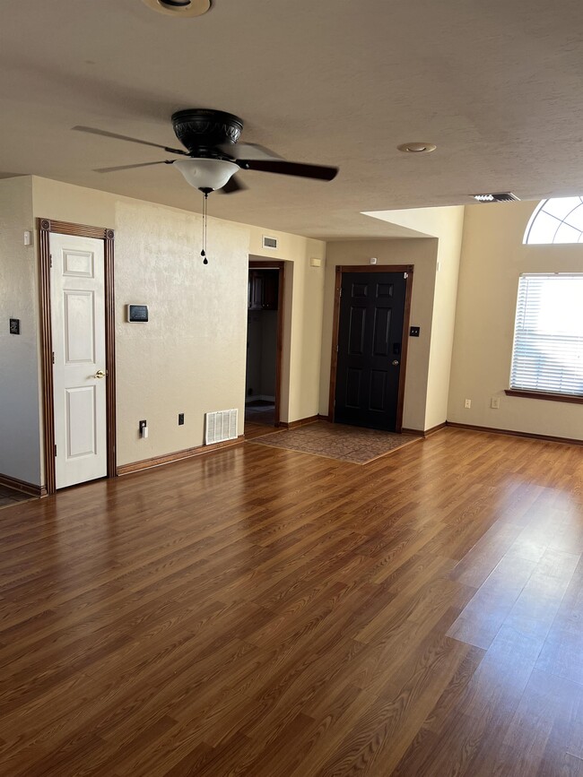 Building Photo - 414 SE Lancelot Ln