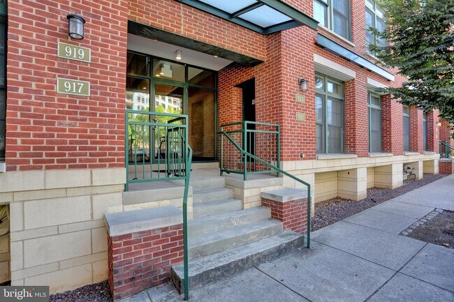 Building Photo - 921 S Caroline St