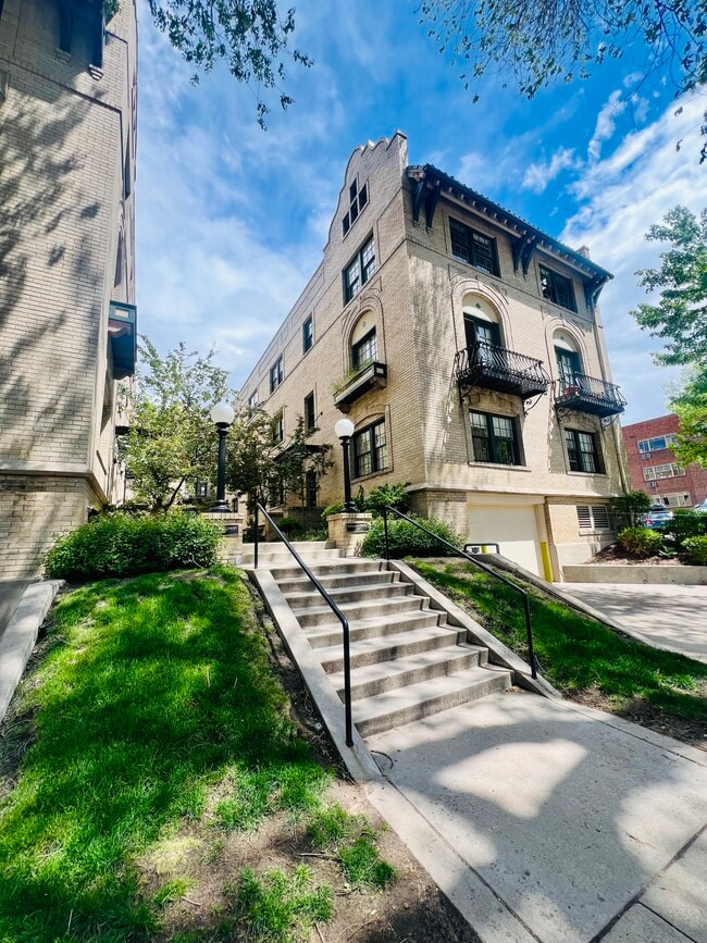Building Photo - 960 N Sherman St
