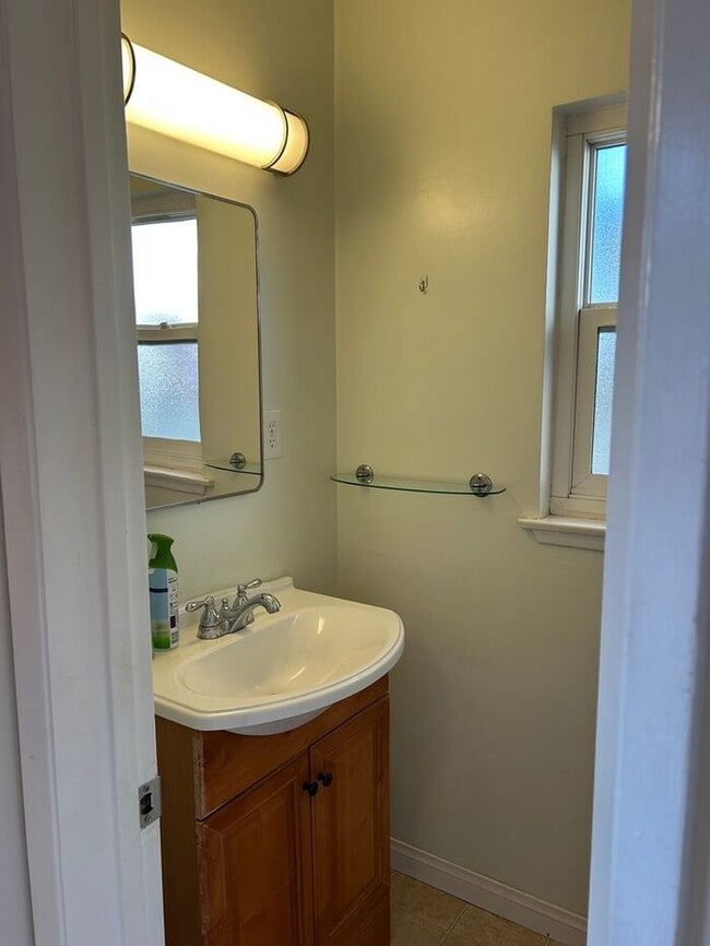 Building Photo - GREAT 3BD HOUSE WITH INCREDIBLE OUTDOOR SP...