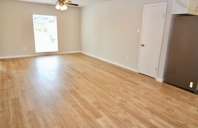 Foto del edificio - 407 Stadium Ln