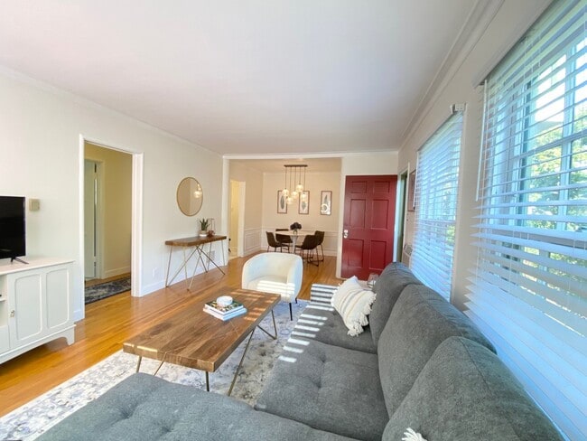 Living Room - 1284 Devon Ave