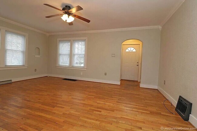 Foto del edificio - Available THIS SUMMER-Spacious Home Close to Campus