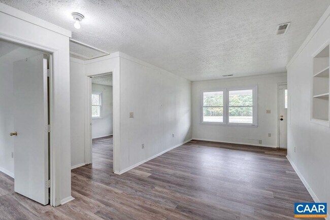 Building Photo - 1482 W River Rd