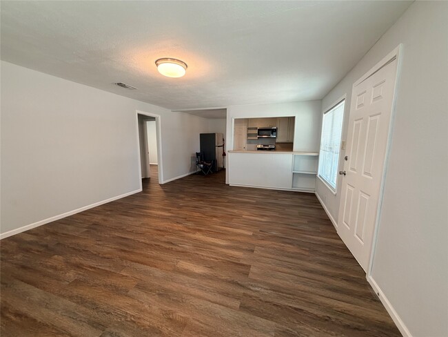 Building Photo - 145 Pine Hollow Ln