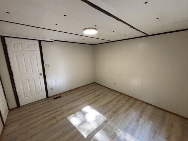 Foto del edificio - 324 E Newport Rd