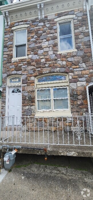 Building Photo - 1030A Elm St