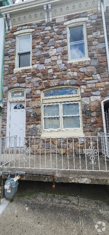 Building Photo - 1030A Elm St