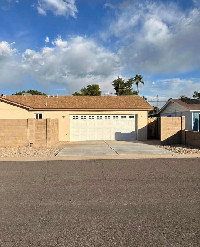 Building Photo - 7627 E 4th St