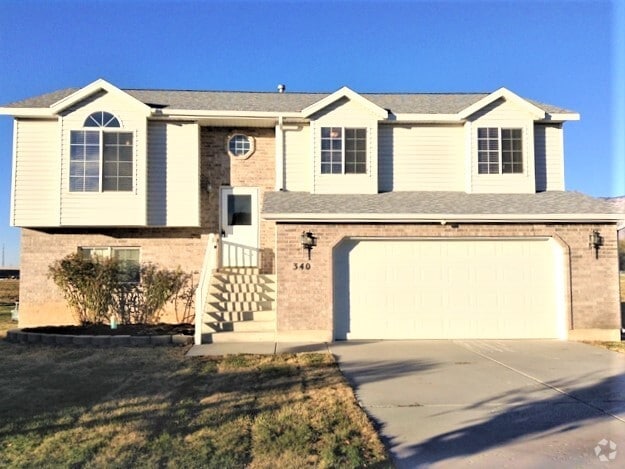 Building Photo - 340 W Oaks Dr