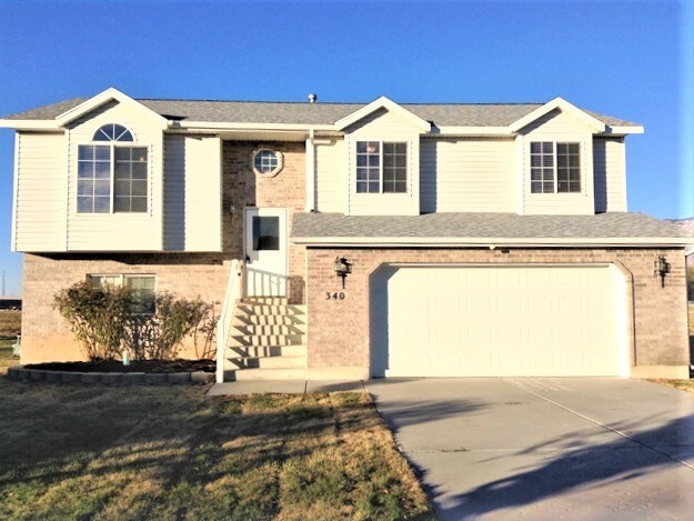Primary Photo - 340 W Oaks Dr