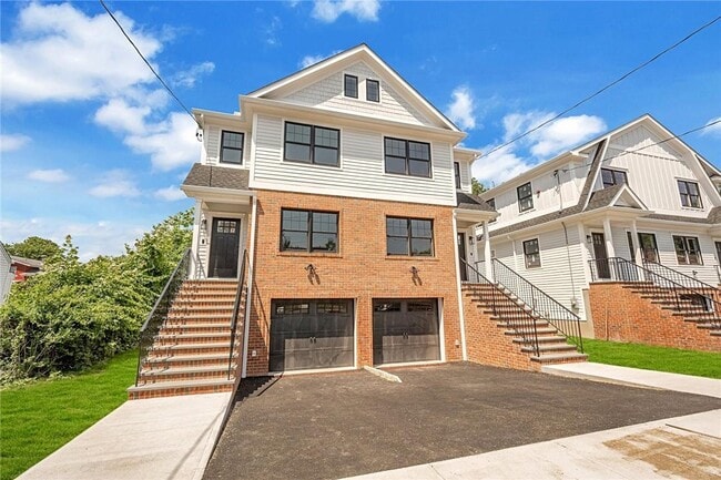 Building Photo - 10 Underhill Pl
