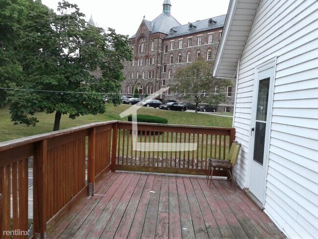 Foto del edificio - 8 br, 4 bath House - 116 Lake St # 1B