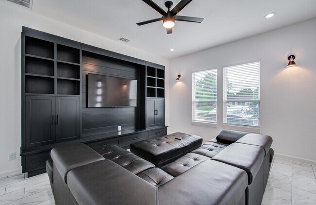 Foto del edificio - 5905 Crest Ct