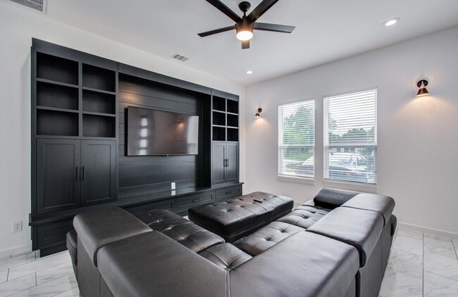 Building Photo - 5905 Crest Ct