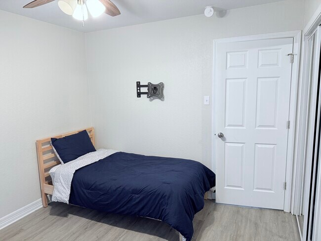 Foto del edificio - 438 E Wright Blvd