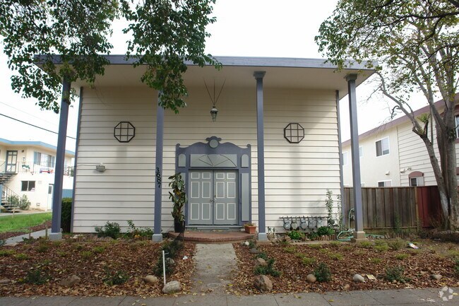 Building Photo - 3687 Waterbury Ct
