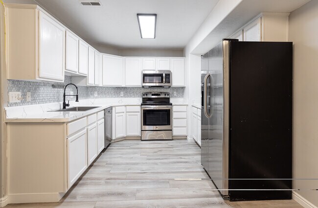 Foto del edificio - 8084 N Ridge Loop E