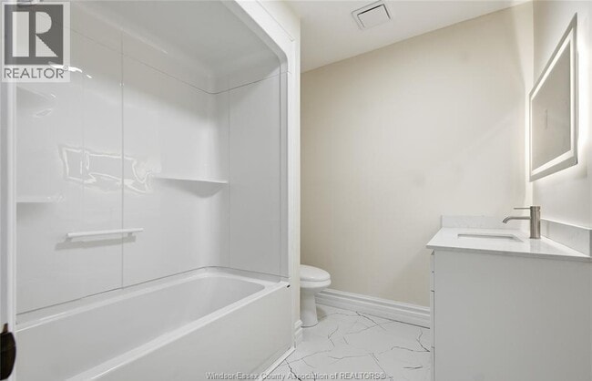 Building Photo - 435 Caron Ave