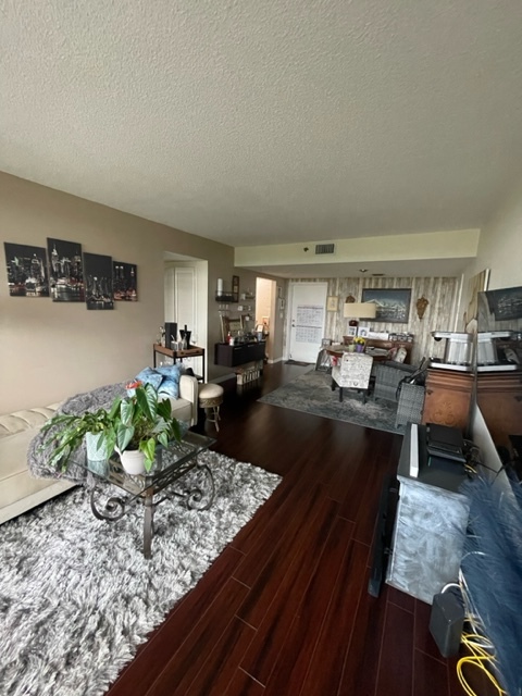 Foto del edificio - 5951 Wellesley Park Dr