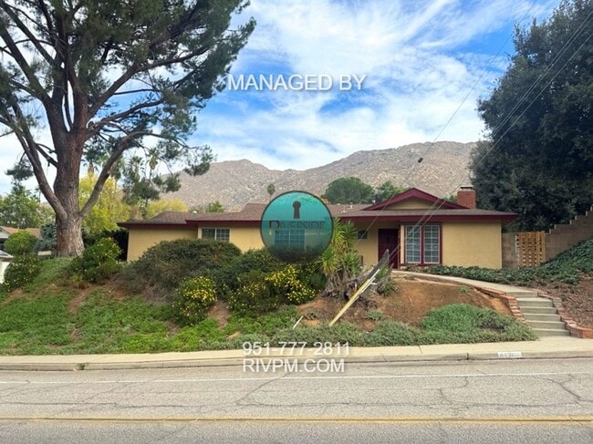 Building Photo - Charming Riverside Pool Home!