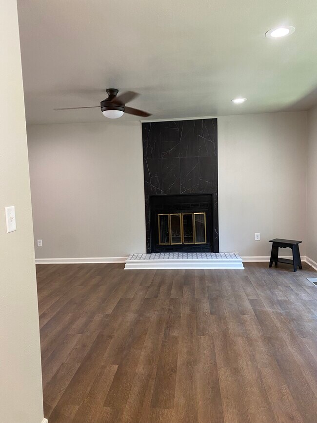 Great Room - 301 Kings Row Dr