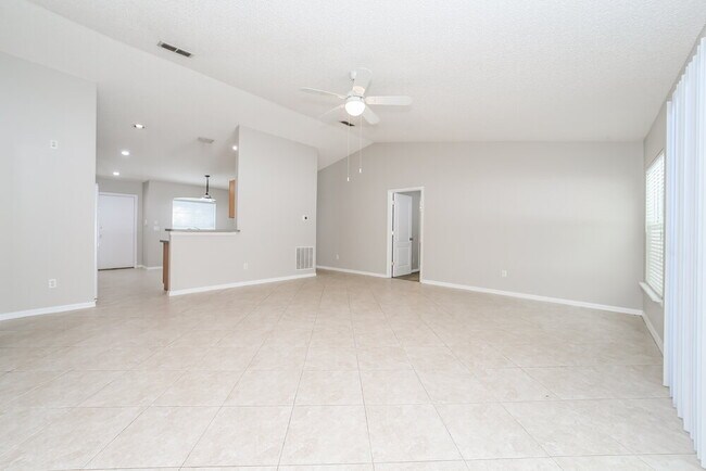 Building Photo - 910 Lake Point Way