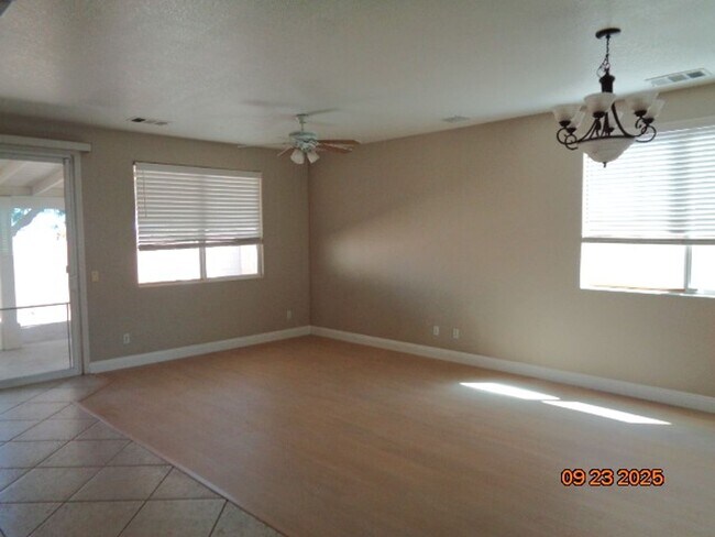 Foto del edificio - Beautiful One Story Offering 1559 sq. ft. ...