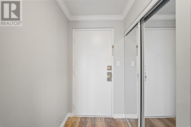 Building Photo - 130 King St E