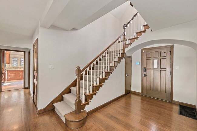 Foto del edificio - Exquisite English Tudor Estate on Private ...