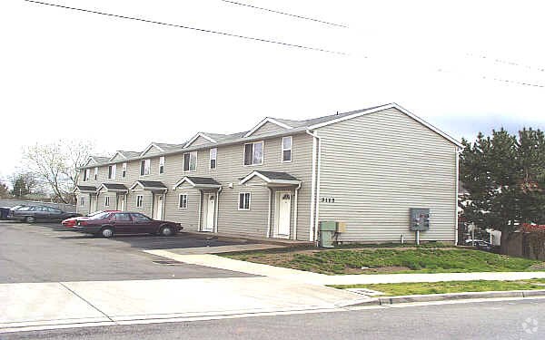 Foto del edificio - 3115-3117 NE 62nd Ave