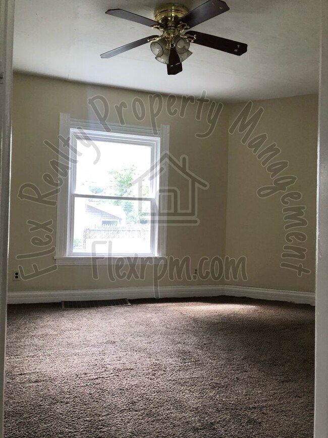 Building Photo - West Toledo Home