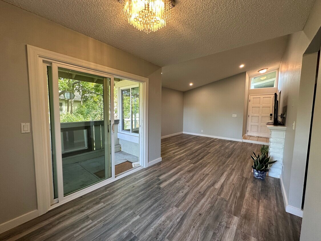 Foto principal - 1035 Delna Manor Ln