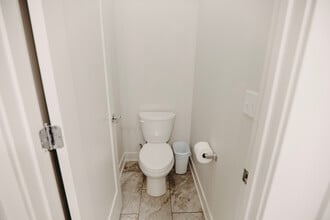 Townhome Master toilet - Winding Springs