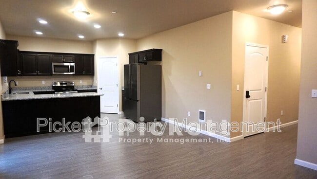 Building Photo - 821 SE Kinsley Ln