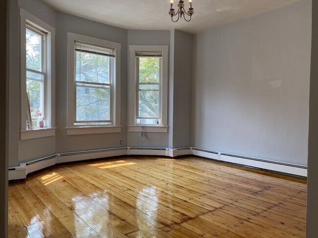 Building Photo - 212 Boylston St