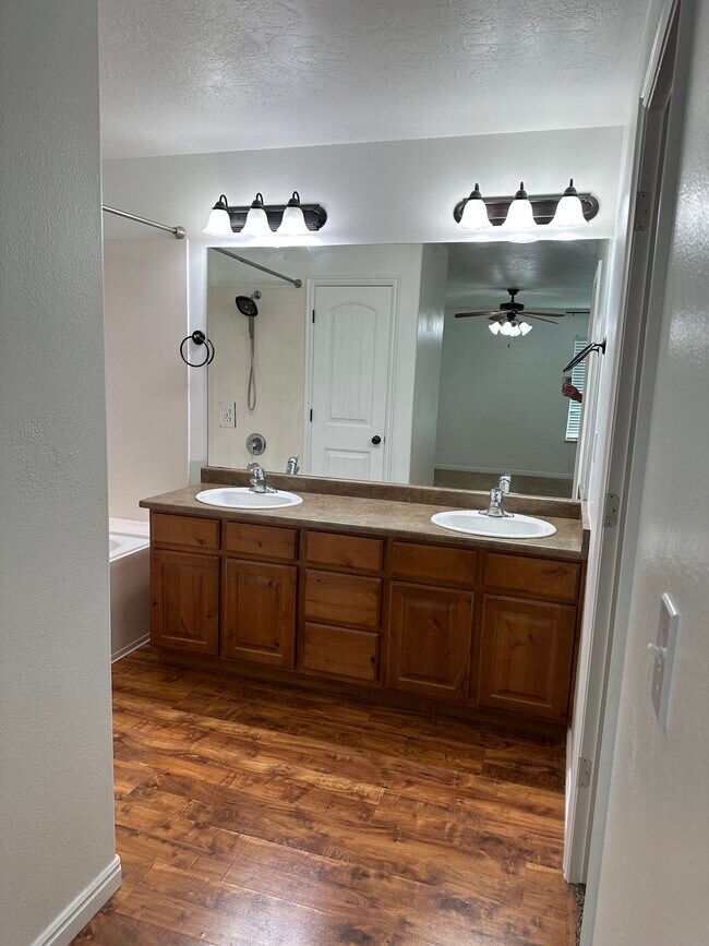 Building Photo - 8121 N Plum Creek Cir