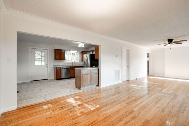 Building Photo - 3/ 1.5 Home for Rent!