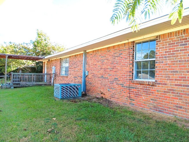 Foto del edificio - 252 Sanders Rd